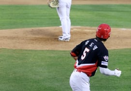 [Photo] Kim Do-young clenches his fist in a comeback home run