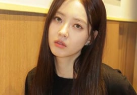 高雅拉炫耀岁月倒行逆施的美貌，"是2026年吗？"