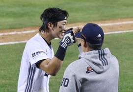 [フォト] キム・ミンソク、キム・ウォンヒョン監督と拳闘