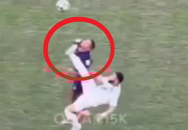 「来ないで何してるんだ！」「同僚が失神し『目が回った』と主張、医療スタッフを蹴り飛ばし自ら『担架』を持ち帰った…」 『オーバーヘッドキックで失神→乱闘劇』 ACLE 8強戦