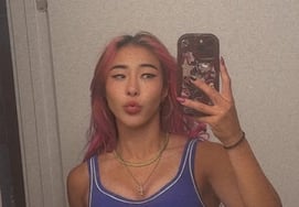 "She Laughed Beside Son, Was a Japanese Women's National Team Player" – Stole the Show with Designer Abs... "Indeed, the Japanese Lady Gaga"