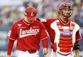 Close friends felled by hit-by-pitches → "We didn't want to lose": Kim Geon-woo grew stronger, 'SSG 02's special friendship' fuels second win of the season