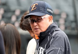 "I Apologized to the Fans" 68-Year-Old Veteran Bows His Head Despite Breaking the Six-Game Losing Streak: "Ryu Hyun-jin Played a Big Role... We Could Have Won Six in a Row" [Busan Field]