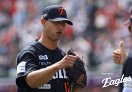 チョン·ウジュ→キム·ソヒョン→パク·サンウォンのリレーもシナリオで止まってしまった！ 「1/3イニングで7失点」悪夢のハンファ外人、6イニング無失点で逆転投球 [釜山現場]