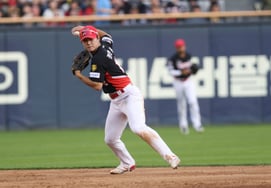 KIA announces "changes" in today's (19th) starting lineup against Doosan. Why? "The performance against left-handed and right-handed batters is too different," explains manager Lee Beom-ho. [Jamsil Field]