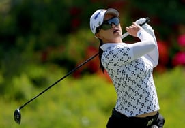 'Ah, four consecutive bogeys...' Kim Sei-young still holds sole first place in the 3R... Yoon In-a jumps to joint second with a two-shot gap [LPGA]
