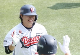 [Chụp ảnh] Park Joon Soon đang mỉm cười trước mặt chú gấu đầu đàn