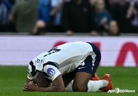 "Я потерял надежду" - отчаявшийся защитник "Тоттенхэма" на коленях "отнял мяч и загадал эквалайзер... 英 Критика «Центра трагедии»