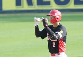 [相片儿] 朴敏击出追击的1打点2垒打