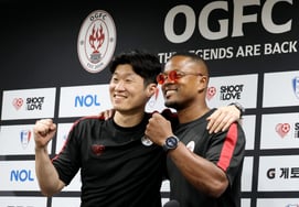 [One Quick Shot] With a pose request, fists clenched, Ebra declares, 'Suwon is the starting point of my football' Park Ji-sung