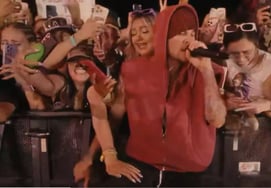 Джастин Бибер, фанатка, которая опустилась ниже брюк, поспешно заблокировала «плохие руки» и завершила сцену с Кошелой