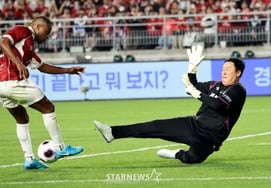 [Chụp ảnh] 'Chặn Evra lại!' Lee Woon Jae