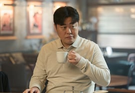 Bae Myung-jin boosts immersion with realistic acting in 'Everyone Is Fighting Their Own Worthlessness'