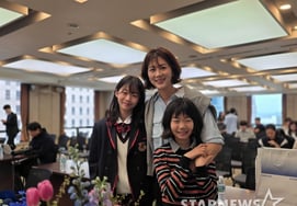 「選手出身」の妻が見た「指導者」パク・チョルウ「夫は天才型ではなく努力型…」 いつもメモしていた姿が思い出される」 [インタビュー]