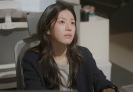 Go Yoon Jung biến hóa hoàn hảo thành PD của 'Choncheol's Murder' [không đội nón]