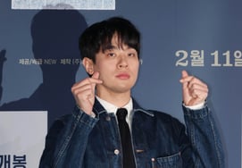 "Not limited to one-time donations.." Actor Park Jung-min receives Ministry of Health and Welfare Minister's Commendation on the Occasion of Disability Day [Official]