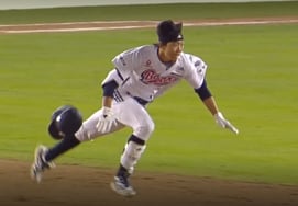 3試合で二塁打4本→全力疾走→ヘルメットも4回外された、『第2のイ·ジョンフ』 才能にハッスルまで