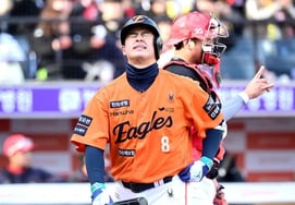 "No Shi-hwan can't hit well." Kang Jung-ho's sharp remark: What's behind the slump of the KBO's most expensive hitter with a .145 batting average?