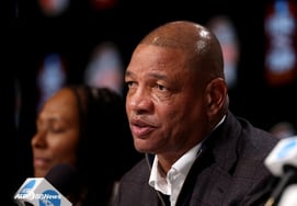 →"侮辱选手+与坤博斗气":被降职的主教练被强制退役，"被高估的教练，幸好真相被公开"的恶评层出不穷