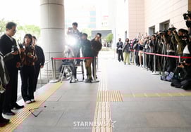 'Conscription Scandal' Song Min-ho Faces First Trial After 1.5 Years [★Photo]