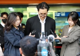 低头的宋旻浩 [★照片]