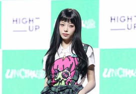 ティナ、長いストレートヘアの少女 [★写真]