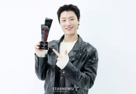 Đó là "AAA = lịch trình đồng hành đầu tiên" của Woods và IU."Nhận được sức mạnh từ cú đấm" [Phỏng vấn ①]