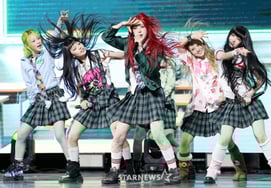 アンチャイルド、長い髪が揺れるパワーダンス [★写真]