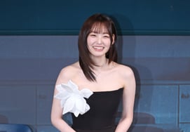 カン・ミナ「挨拶はキュートに」 [★写真]