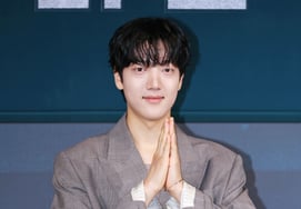 李孝济"敬请期待"' [★照片]