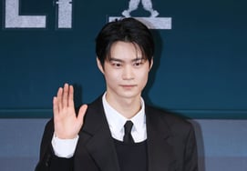 ヒョンウソク『女性の心をつかむ手の挨拶』 [★写真]