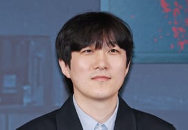 摆出姿势的《纪念》朴允瑞导演 [★照片]