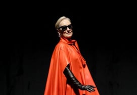 Команда "Дьявол - Прада 2" сделала премьеру беговой дорожкой с ослепительным платьем.Специальное появление Леди Гаги