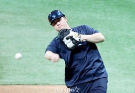 [Photo] 'Sometimes as a side arm' NC National Team Catcher