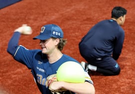 [Chụp ảnh] 'Ôm bong bóng và ném bóng' Taylor