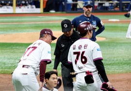 [フォト] 「内野安打を打って」ベースに足を取られ負傷したパク・チャンヒョク