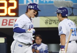 [フォト] パク・スンギュ、金の帰還に歓声