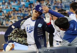 [フォト] パク・スンギュ「絹の服ですよね？」'