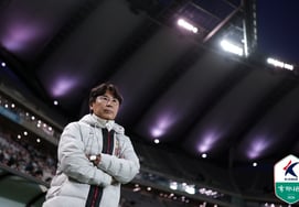 「シーズン初の敗北の痛みを洗い流した」キム・ギドン監督、選手たちに胸が熱くなる 「ファンに感動を与えるサッカーをした」" [サンアム現場]