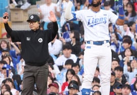 [Photo] Diaz: "First base is a copycat"