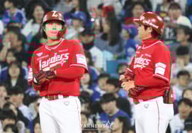 [Chụp ảnh] Choi Jung đưa lưỡi ra, đồng điểm với cú đánh trúng bóng tuyệt vời