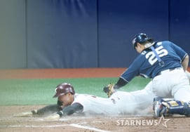 [フォト] 『ボールが抜けたセーフ』ホームチェーン キム・ジソク