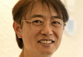 "K-POP企划者"罗相千，小说家闪电出道'某个帅气的逃跑'