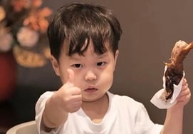 Con trai của Kim Jun Ho đã ăn đùi gà "Ngon quá" [cầu thủ ném bóng]