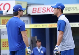 [Photo] Park Seung-kyu and Lee Hae-seung, same-age peers from the 2000s, chat;