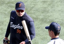 [相片儿] "对卢时焕球棒表现出关心"的柳贤振