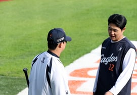 [相片儿] "与1军同行"卢时焕，与队长蔡恩成交谈