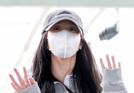 『兄貴論争』を描いたブラックピンクのジス、顔を隠して出国..クレジット削除の騒音まで [総合]