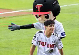 [Chụp ảnh] Gửi lời chào đến các fan bóng chày. Diễn viên Lee Jun."