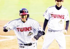 [Photo] Song Chan-ui hits a leadoff three-run home run against Wang Yan-qing